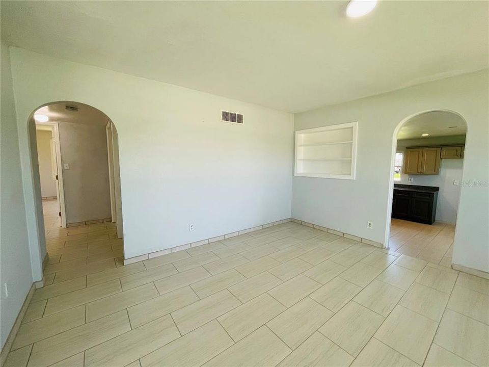 Activo con contrato: $329,000 (4 camas, 2 baños, 2152 Pies cuadrados)