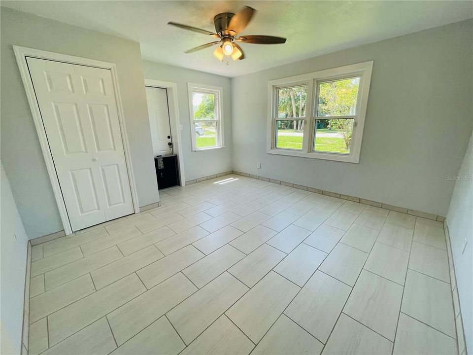 Activo con contrato: $329,000 (4 camas, 2 baños, 2152 Pies cuadrados)