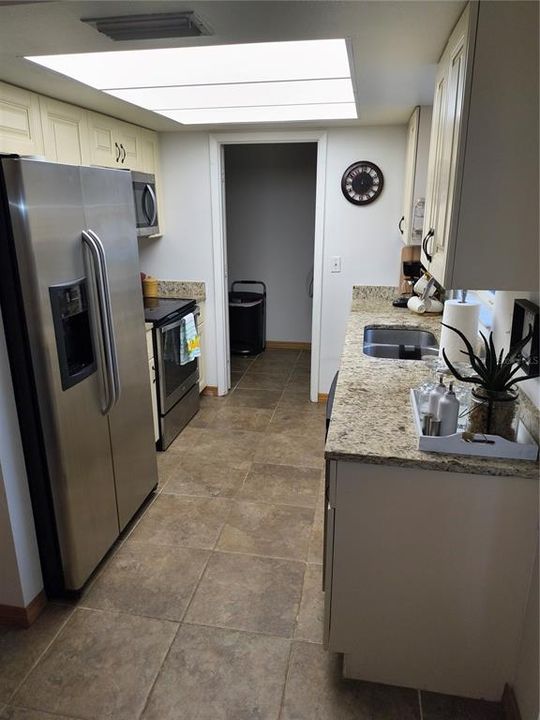 For Rent: $2,800 (2 beds, 2 baths, 1373 Square Feet)
