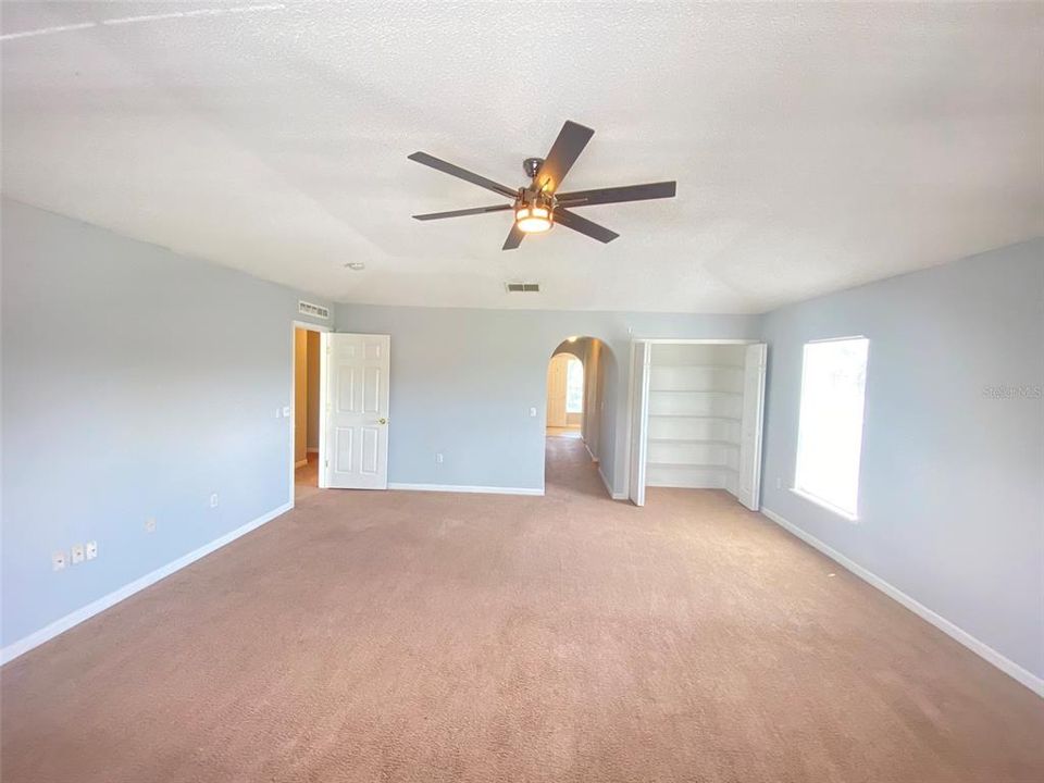 Под контрактом: $2,495 (4 спален, 3 ванн, 2995 Квадратных фут)