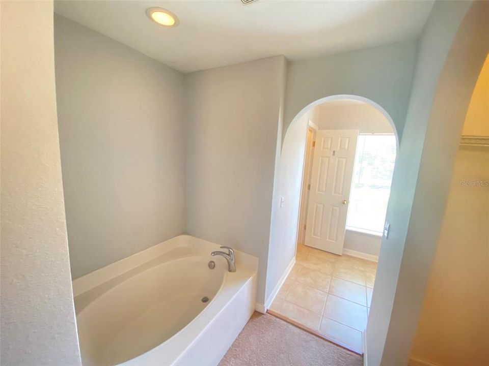 Под контрактом: $2,495 (4 спален, 3 ванн, 2995 Квадратных фут)