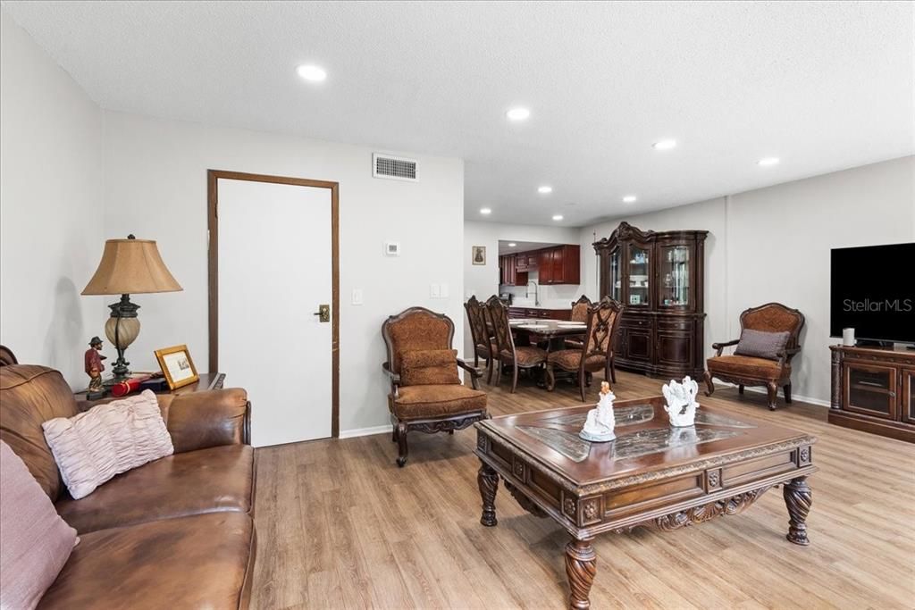 待售: $210,000 (3 贝兹, 2 浴室, 1400 平方英尺)