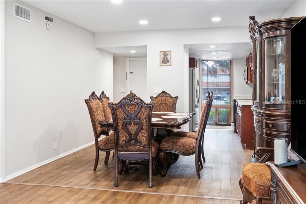 待售: $210,000 (3 贝兹, 2 浴室, 1400 平方英尺)