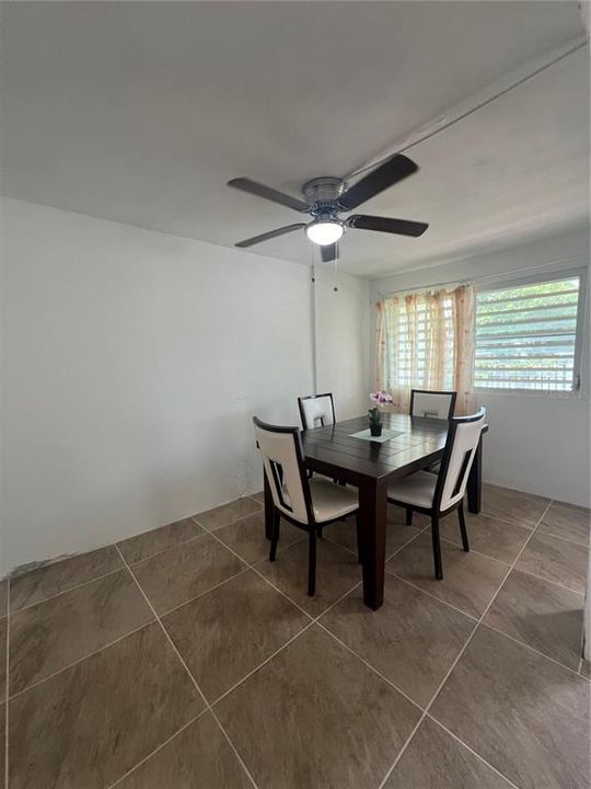 待售: $275,000 (7 贝兹, 0 浴室, 2540 平方英尺)