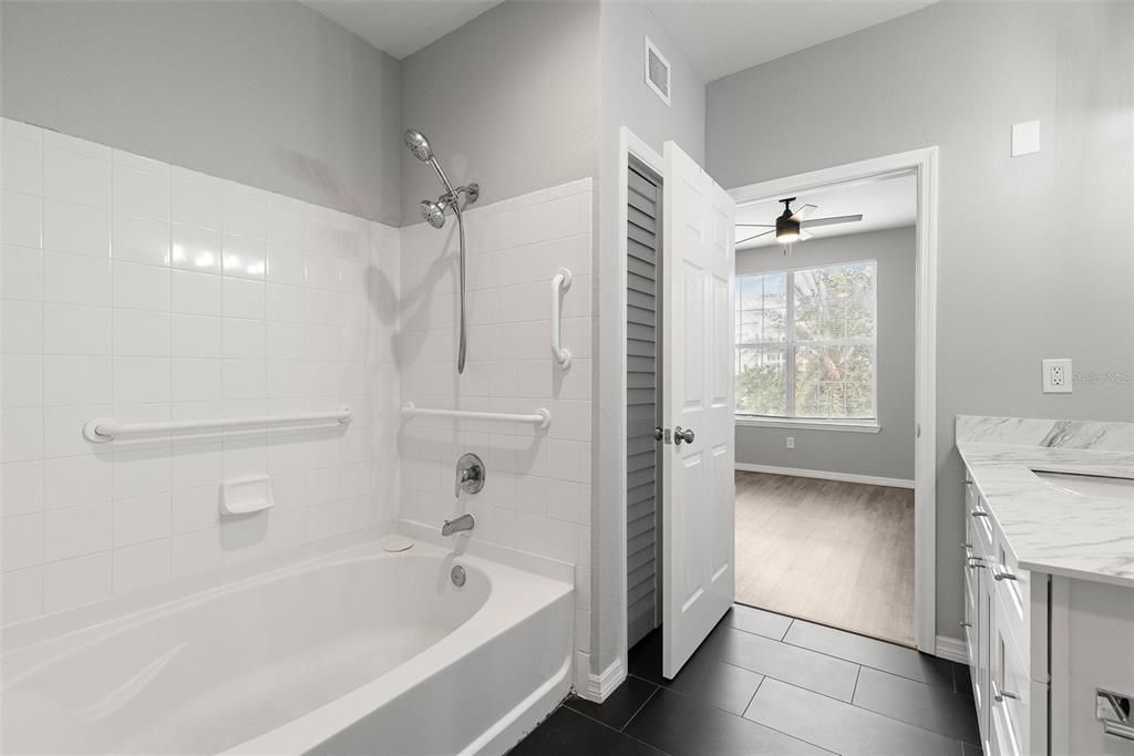 Activo con contrato: $2,100 (2 camas, 2 baños, 1080 Pies cuadrados)