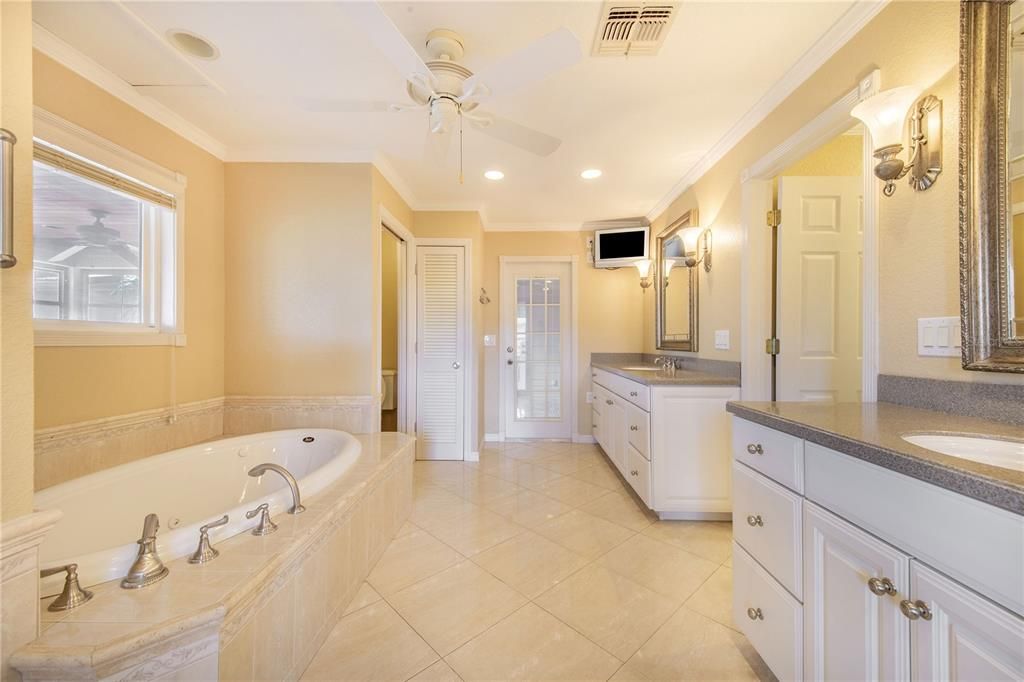 En Venta: $619,000 (3 camas, 2 baños, 2403 Pies cuadrados)