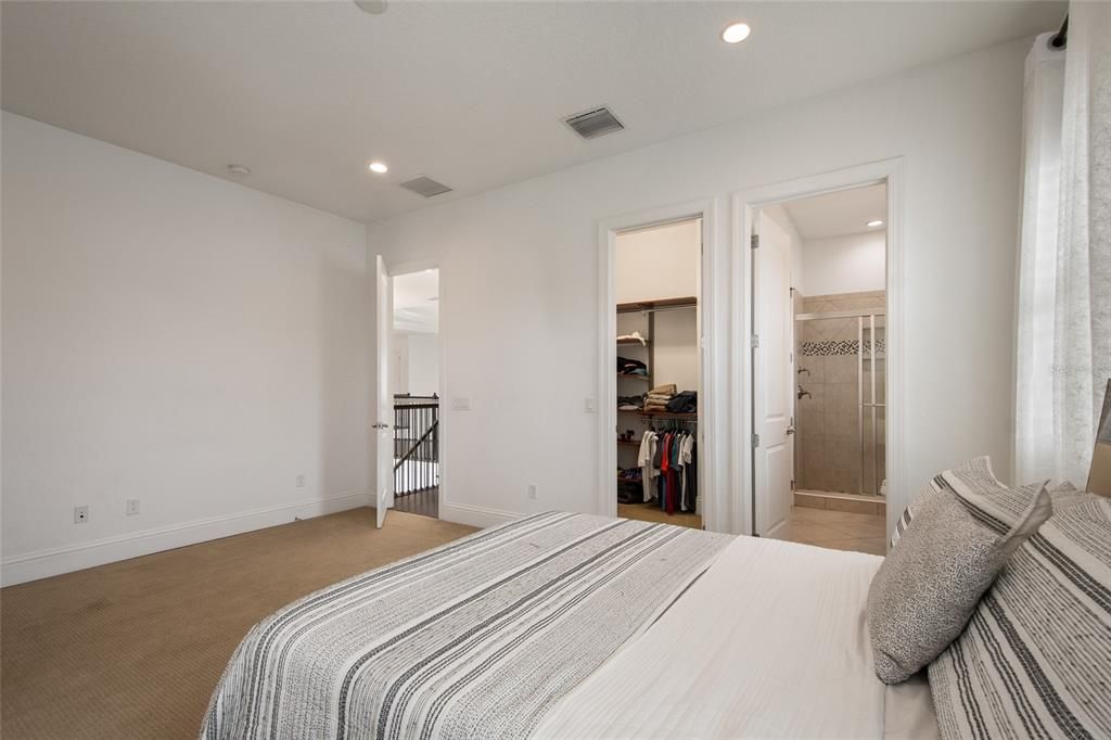 Под контрактом: $3,400,000 (6 спален, 6 ванн, 7559 Квадратных фут)