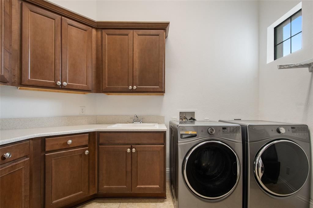 Под контрактом: $3,400,000 (6 спален, 6 ванн, 7559 Квадратных фут)