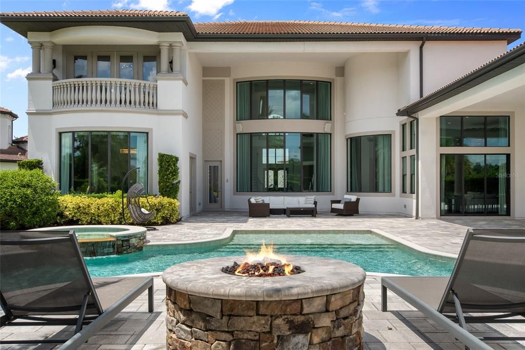 Под контрактом: $3,400,000 (6 спален, 6 ванн, 7559 Квадратных фут)