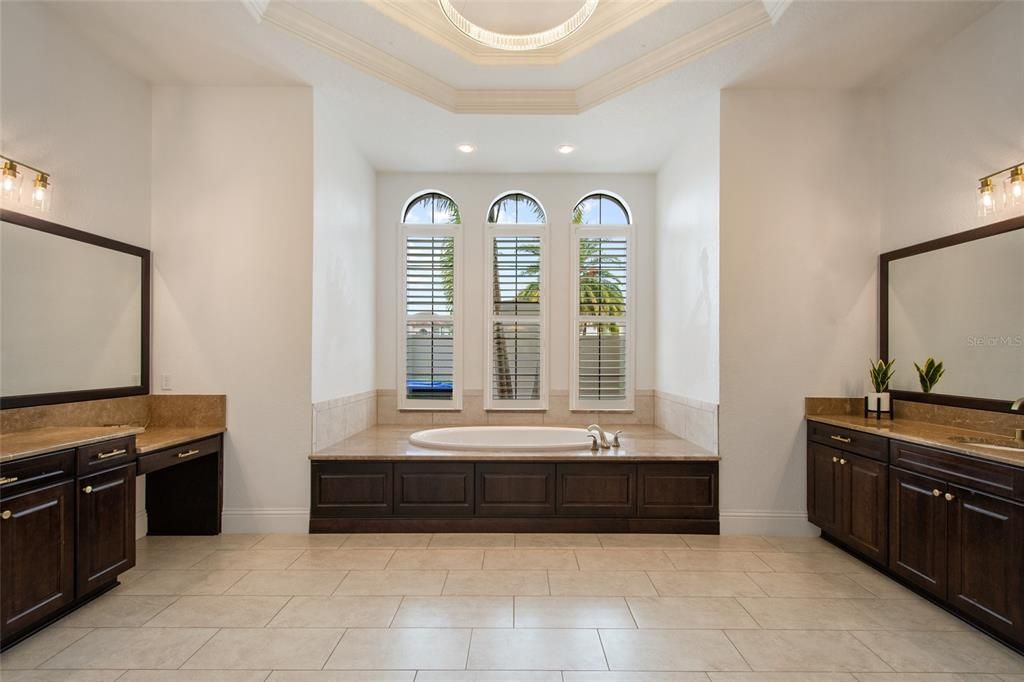 Под контрактом: $3,400,000 (6 спален, 6 ванн, 7559 Квадратных фут)