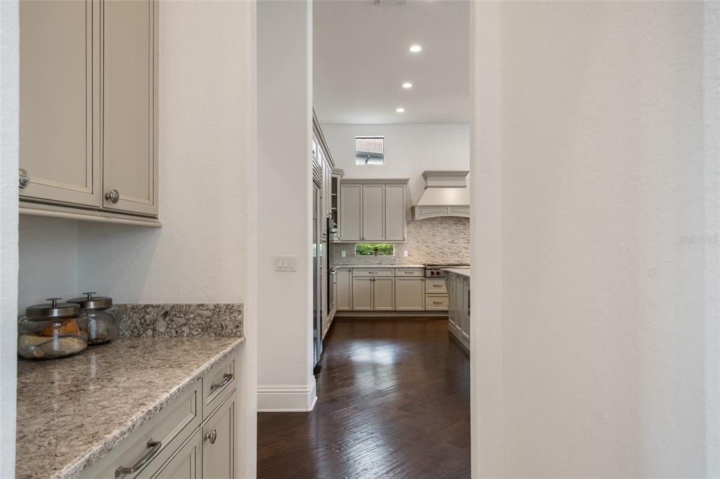 Под контрактом: $3,400,000 (6 спален, 6 ванн, 7559 Квадратных фут)