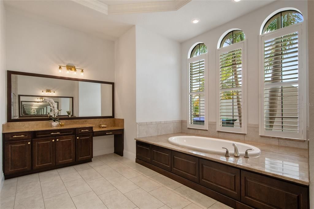 Под контрактом: $3,400,000 (6 спален, 6 ванн, 7559 Квадратных фут)