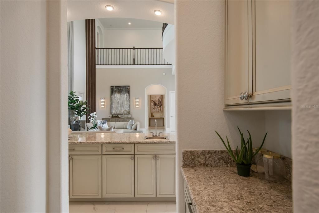 Под контрактом: $3,400,000 (6 спален, 6 ванн, 7559 Квадратных фут)