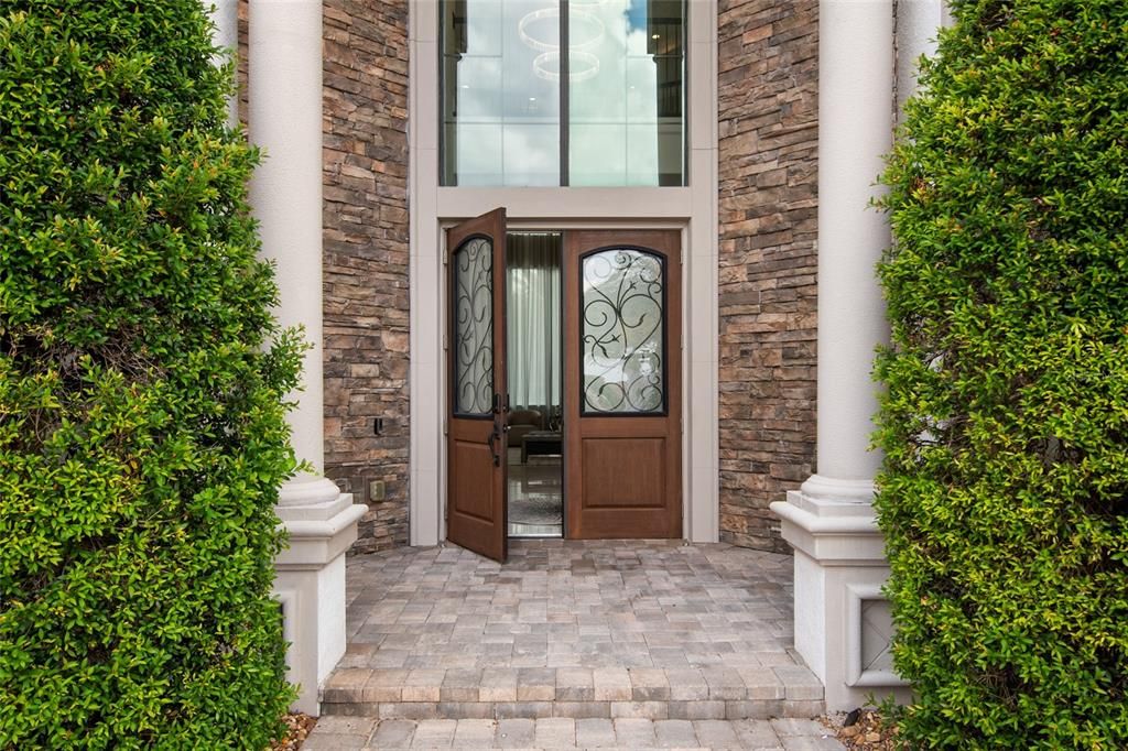 Под контрактом: $3,400,000 (6 спален, 6 ванн, 7559 Квадратных фут)