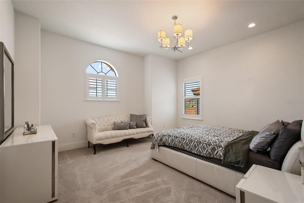 Под контрактом: $3,400,000 (6 спален, 6 ванн, 7559 Квадратных фут)