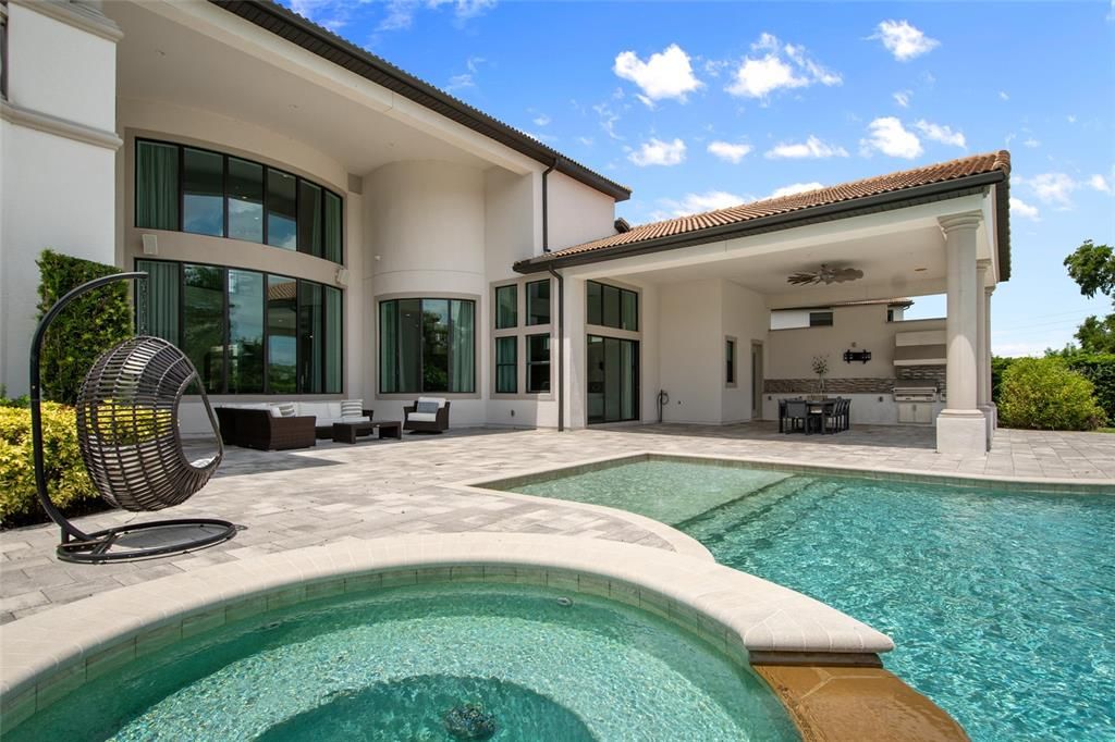 Под контрактом: $3,400,000 (6 спален, 6 ванн, 7559 Квадратных фут)