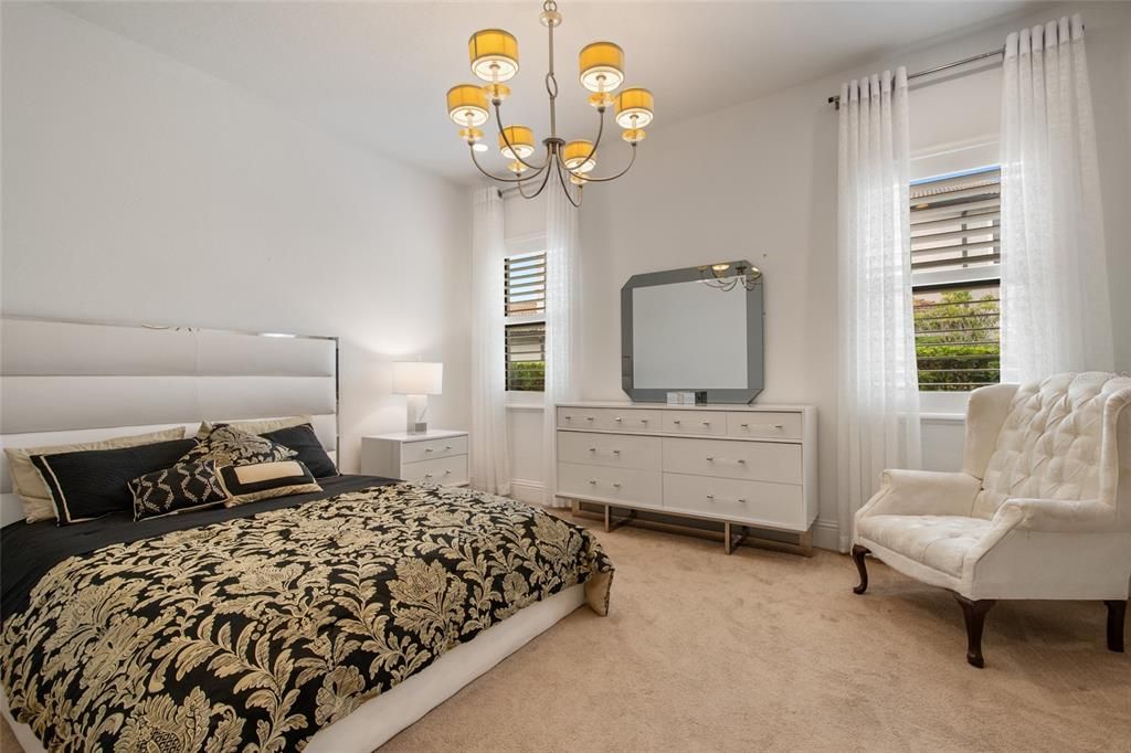 Под контрактом: $3,400,000 (6 спален, 6 ванн, 7559 Квадратных фут)