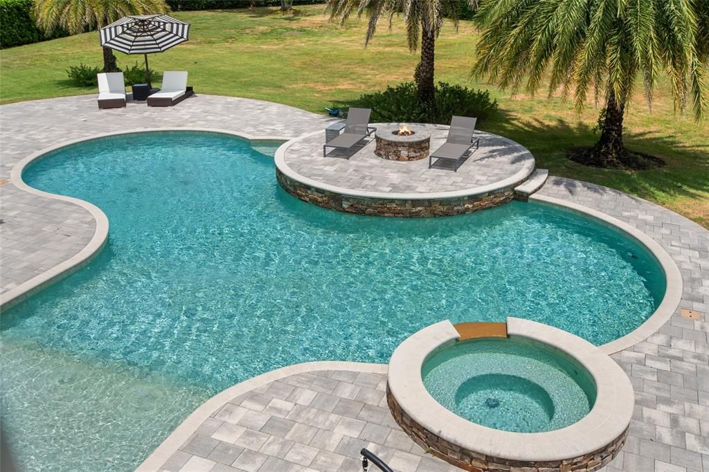 Под контрактом: $3,400,000 (6 спален, 6 ванн, 7559 Квадратных фут)