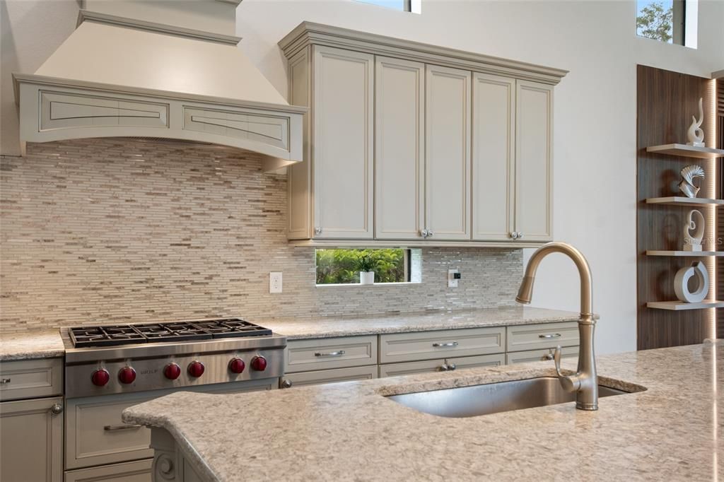 Под контрактом: $3,400,000 (6 спален, 6 ванн, 7559 Квадратных фут)