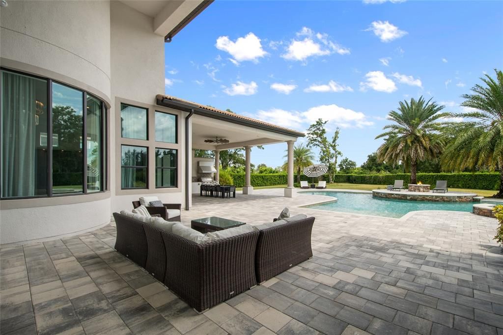 Под контрактом: $3,400,000 (6 спален, 6 ванн, 7559 Квадратных фут)