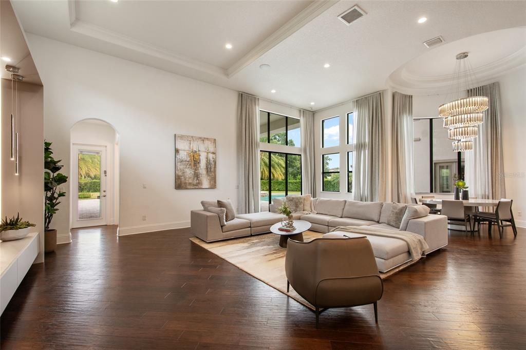 Под контрактом: $3,400,000 (6 спален, 6 ванн, 7559 Квадратных фут)