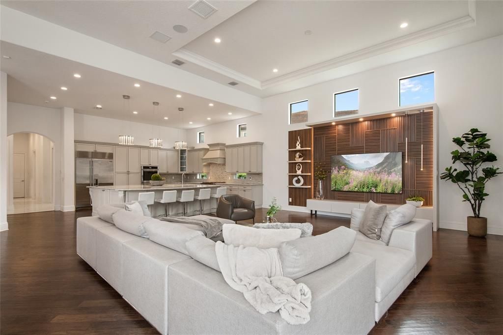 Под контрактом: $3,400,000 (6 спален, 6 ванн, 7559 Квадратных фут)