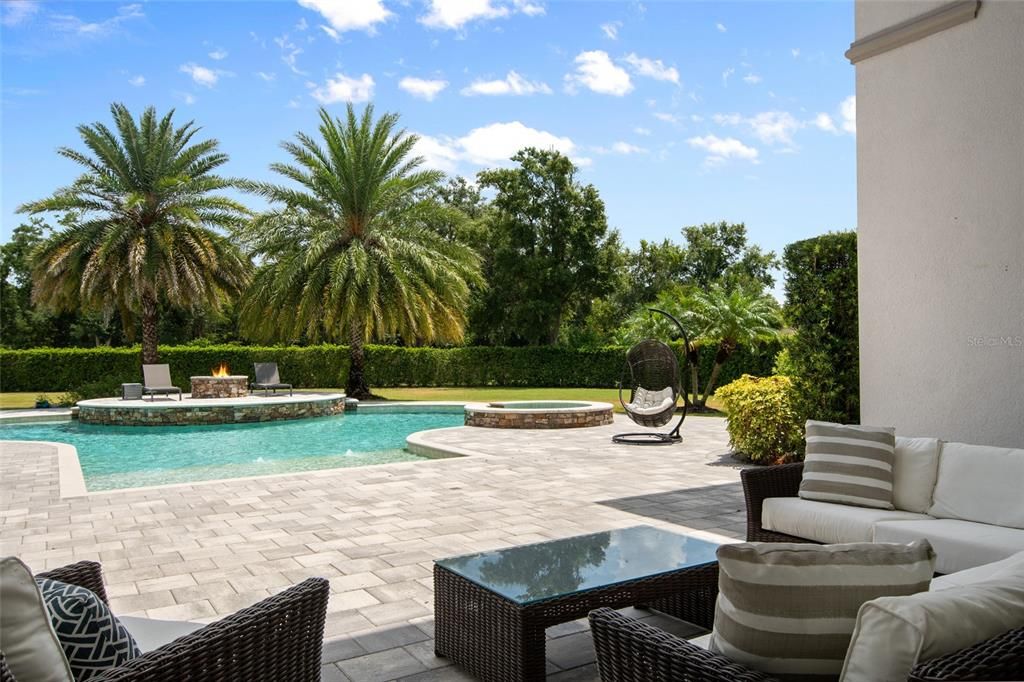 Под контрактом: $3,400,000 (6 спален, 6 ванн, 7559 Квадратных фут)