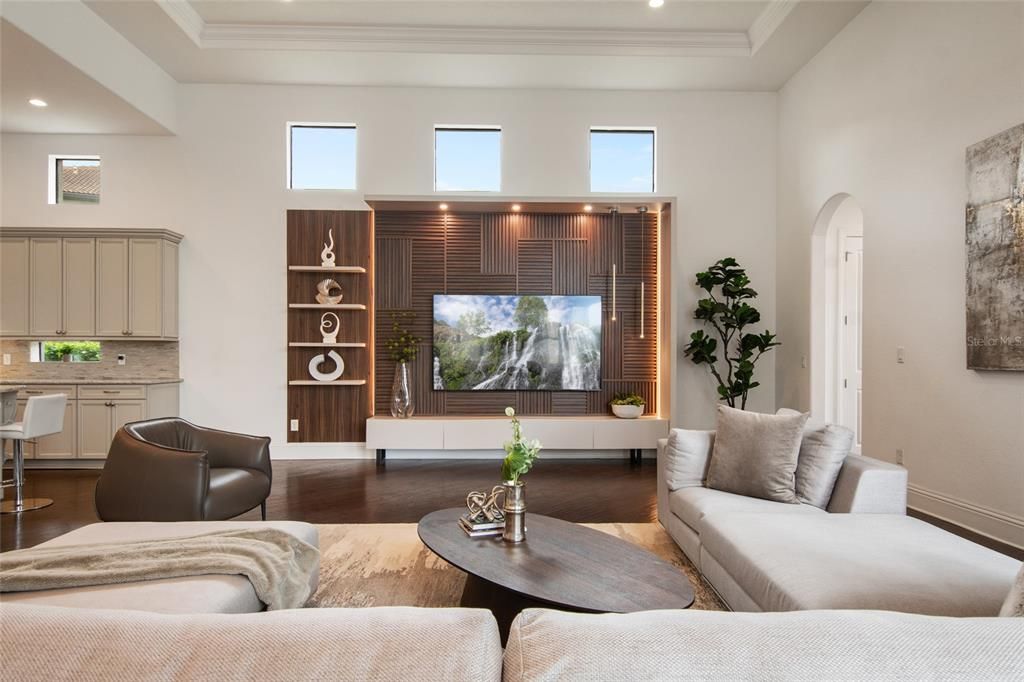 Под контрактом: $3,400,000 (6 спален, 6 ванн, 7559 Квадратных фут)