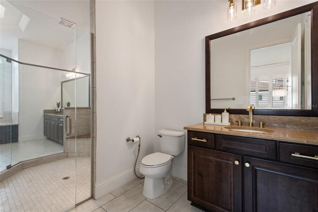 Под контрактом: $3,400,000 (6 спален, 6 ванн, 7559 Квадратных фут)