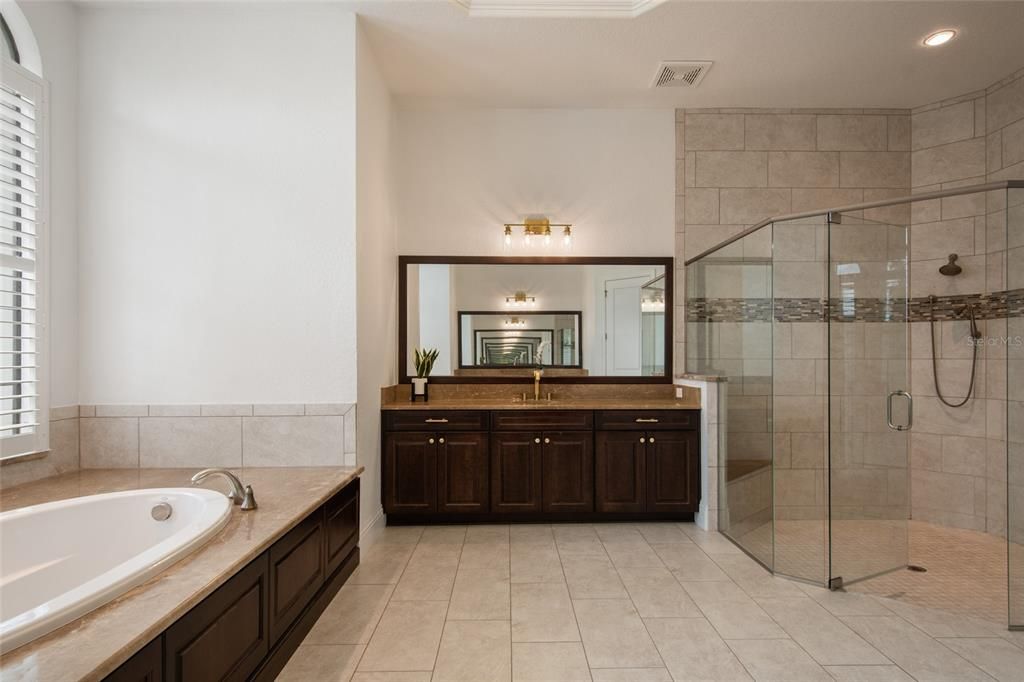 Под контрактом: $3,400,000 (6 спален, 6 ванн, 7559 Квадратных фут)