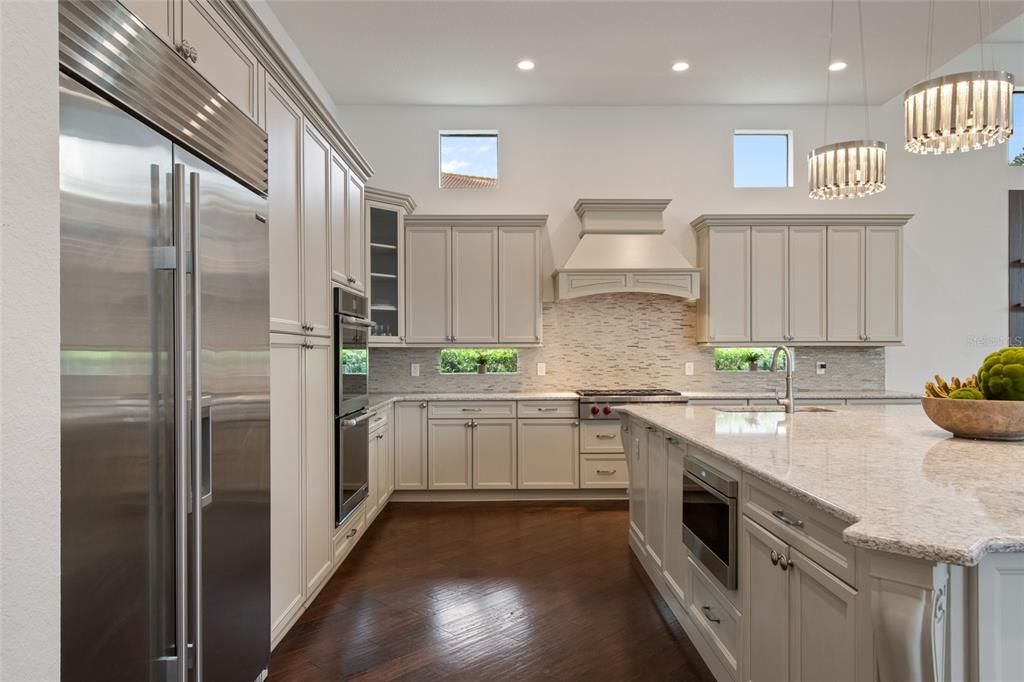 Под контрактом: $3,400,000 (6 спален, 6 ванн, 7559 Квадратных фут)