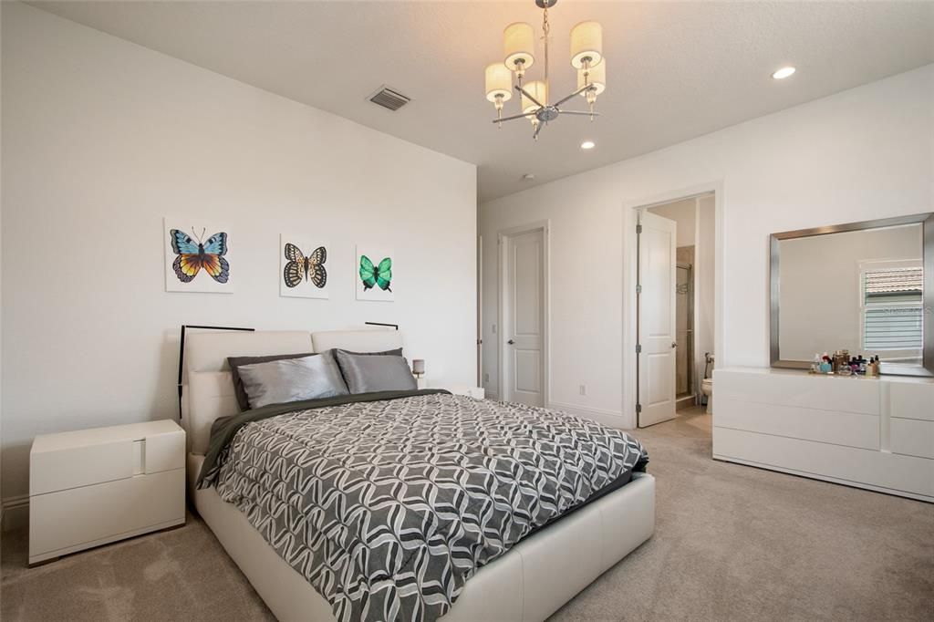 Под контрактом: $3,400,000 (6 спален, 6 ванн, 7559 Квадратных фут)