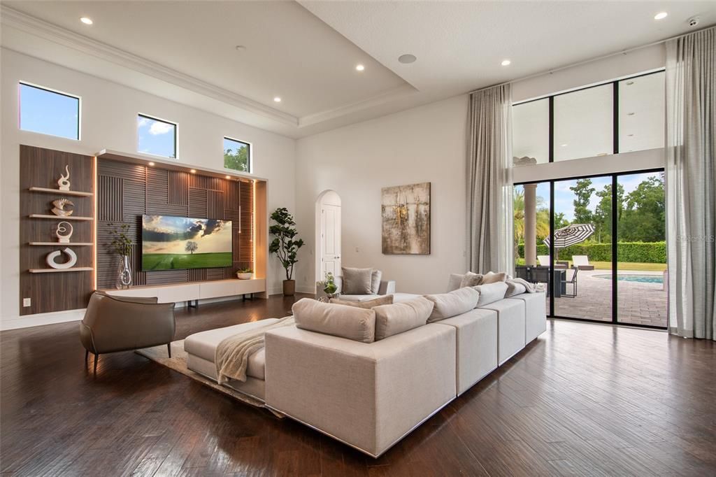 Под контрактом: $3,400,000 (6 спален, 6 ванн, 7559 Квадратных фут)