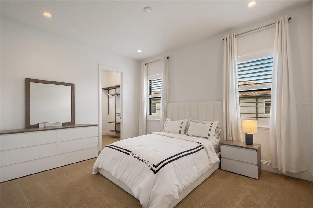 Под контрактом: $3,400,000 (6 спален, 6 ванн, 7559 Квадратных фут)