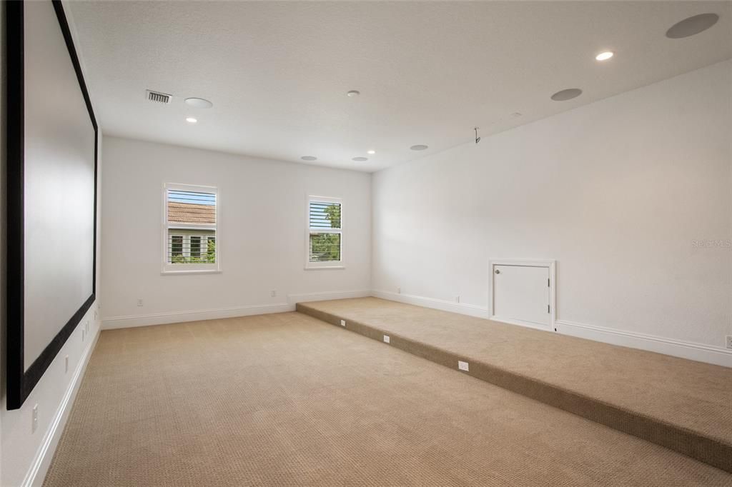 Под контрактом: $3,400,000 (6 спален, 6 ванн, 7559 Квадратных фут)