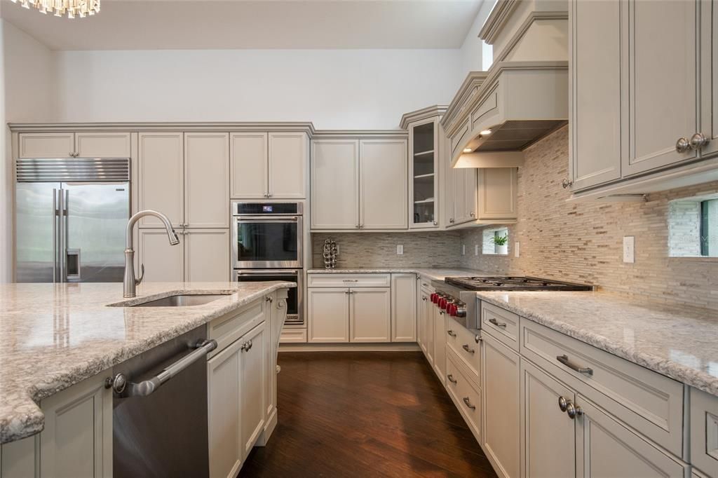 Под контрактом: $3,400,000 (6 спален, 6 ванн, 7559 Квадратных фут)