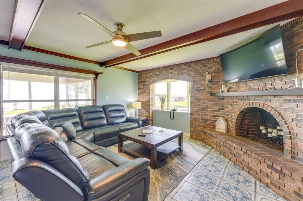 For Sale: $850,000 (3 beds, 2 baths, 1752 Square Feet)