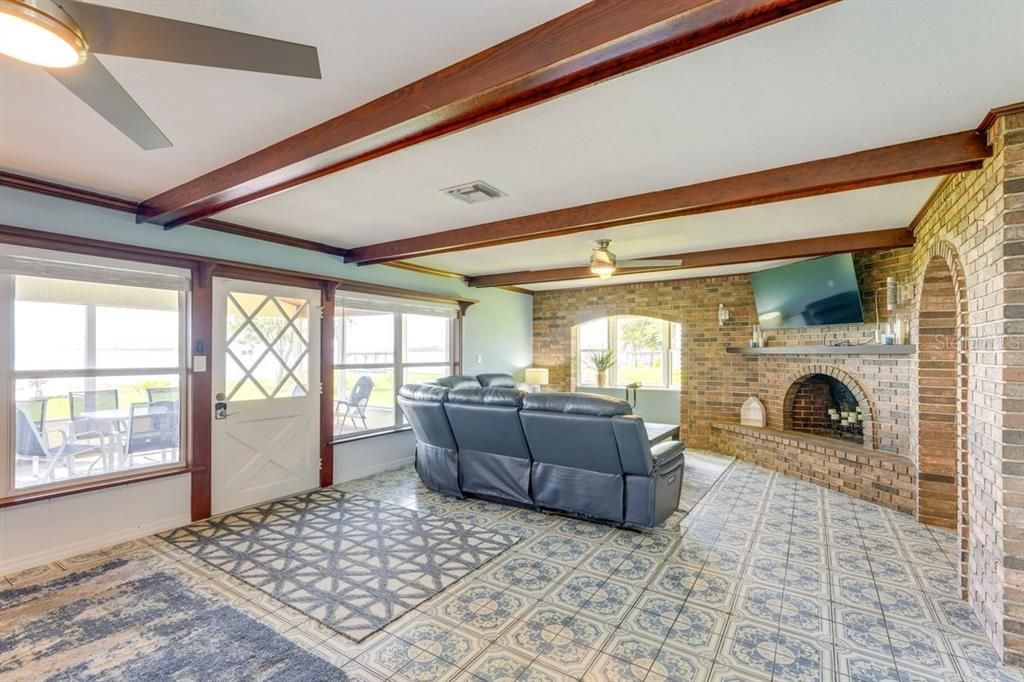 For Sale: $850,000 (3 beds, 2 baths, 1752 Square Feet)