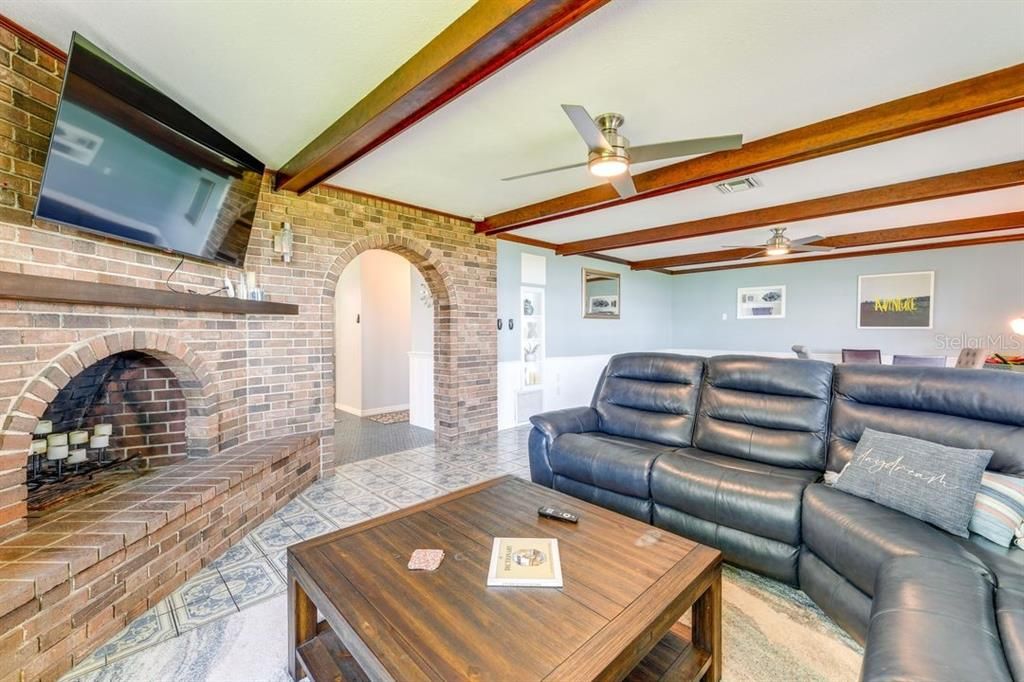 For Sale: $850,000 (3 beds, 2 baths, 1752 Square Feet)