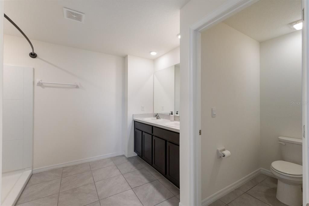 For Sale: $465,000 (5 beds, 3 baths, 2428 Square Feet)