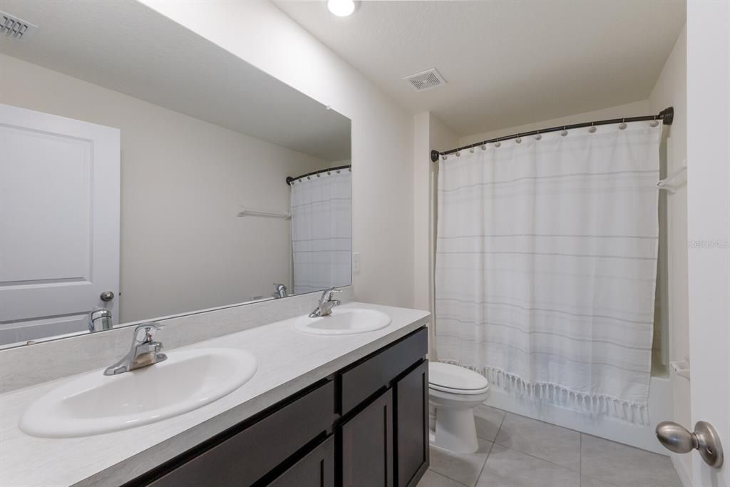 For Sale: $465,000 (5 beds, 3 baths, 2428 Square Feet)