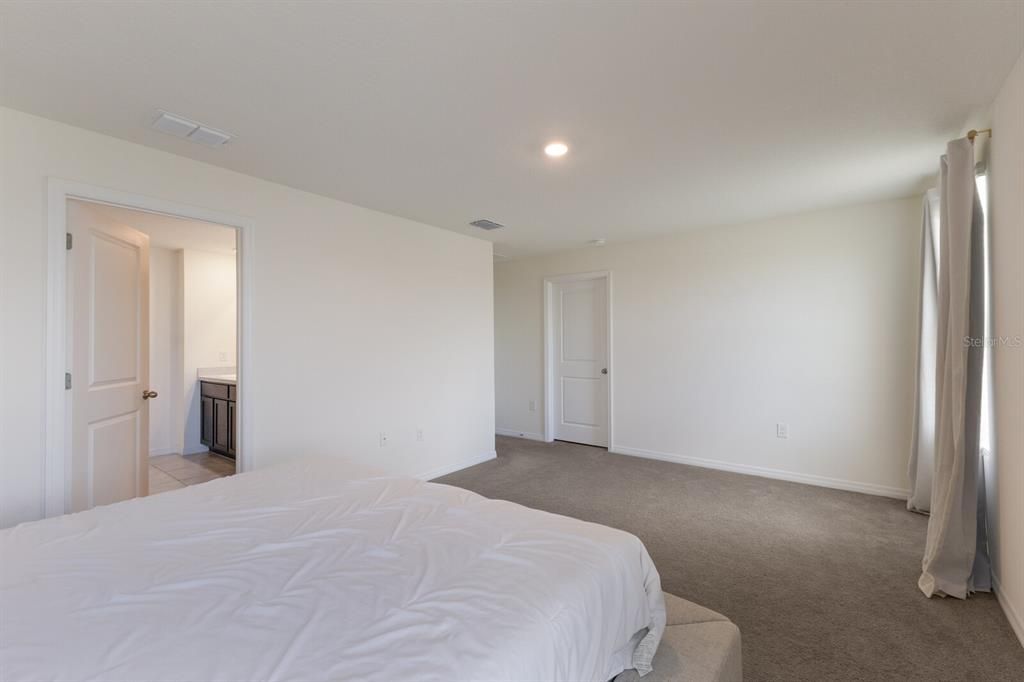 For Sale: $465,000 (5 beds, 3 baths, 2428 Square Feet)