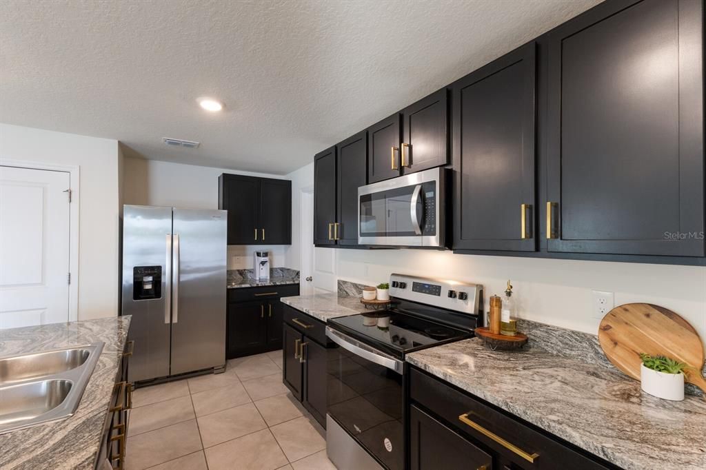 For Sale: $465,000 (5 beds, 3 baths, 2428 Square Feet)