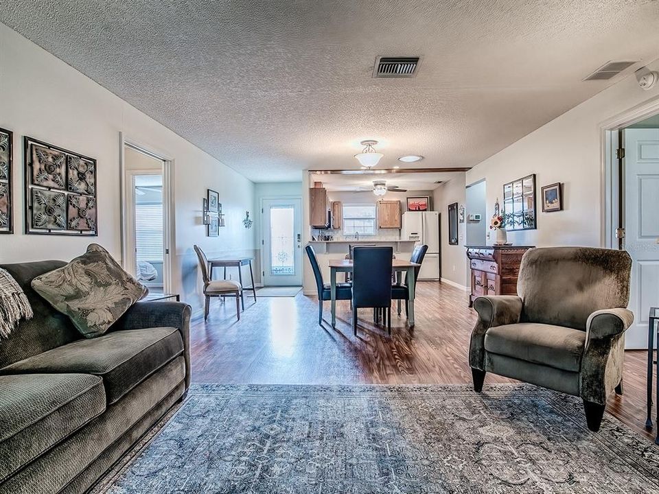 待售: $320,000 (3 贝兹, 2 浴室, 1203 平方英尺)