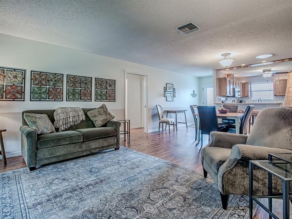 待售: $320,000 (3 贝兹, 2 浴室, 1203 平方英尺)