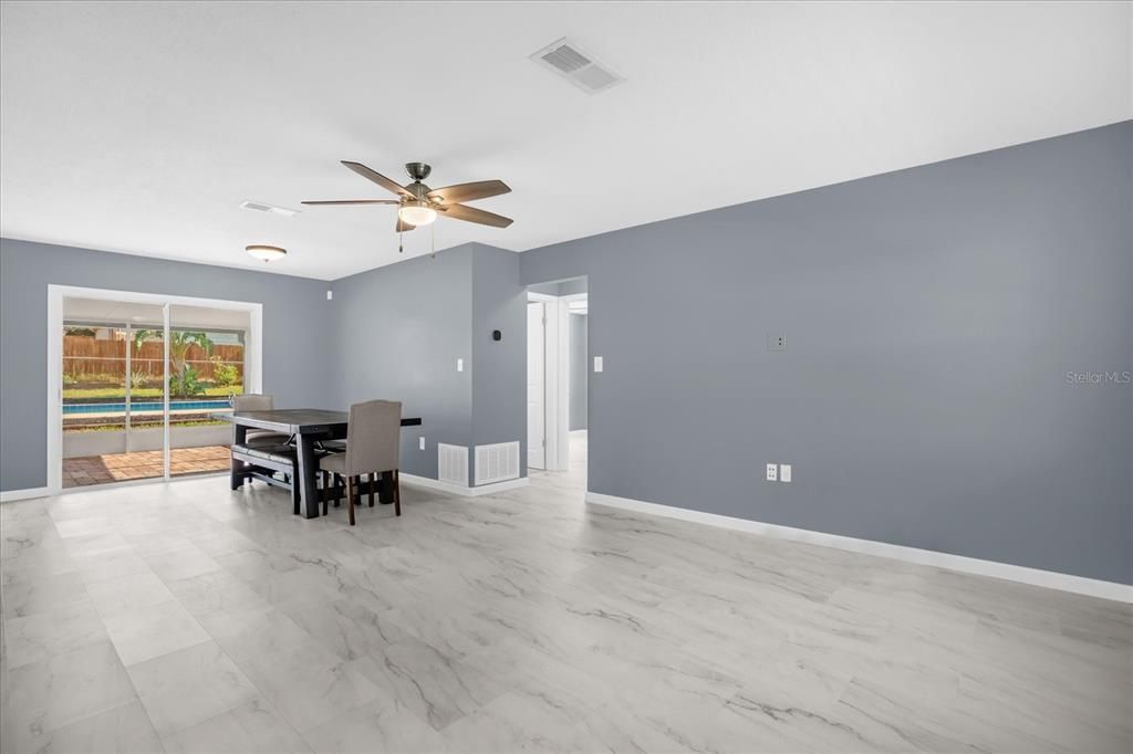 合同活跃: $355,000 (3 贝兹, 2 浴室, 1196 平方英尺)