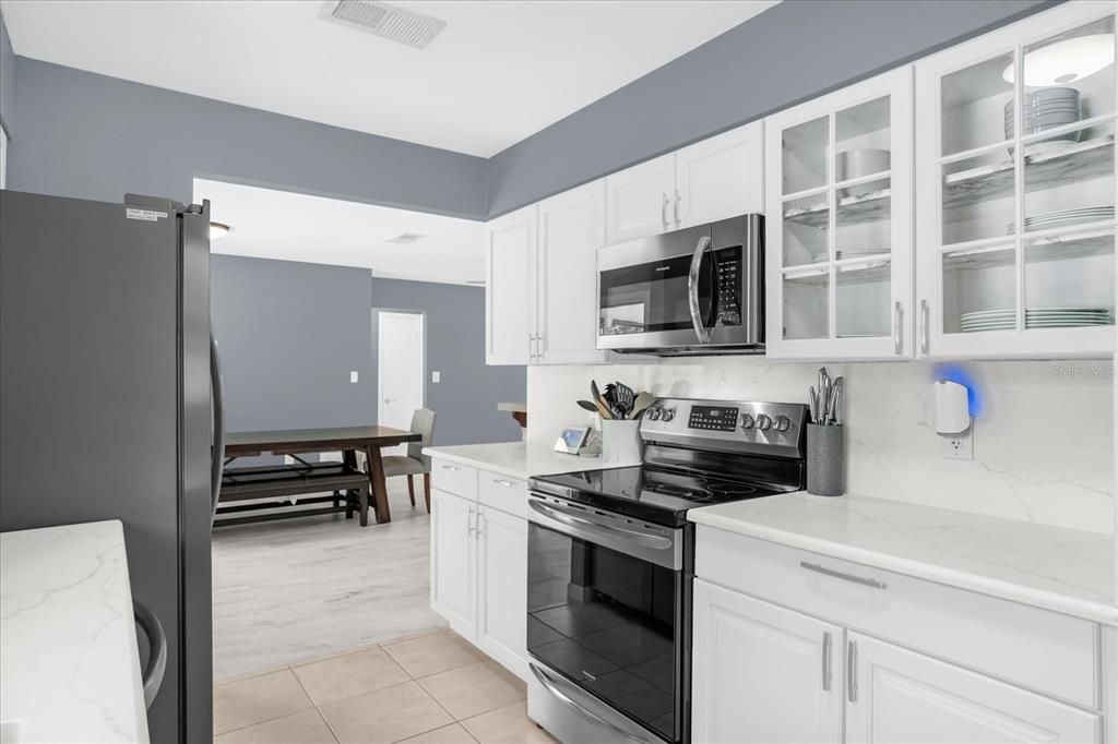 合同活跃: $355,000 (3 贝兹, 2 浴室, 1196 平方英尺)