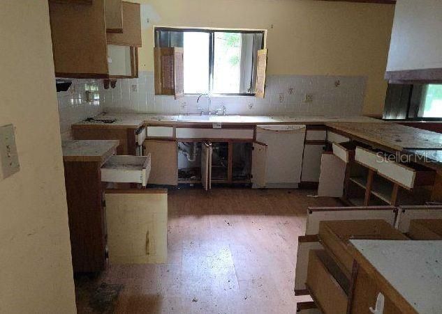 合同活跃: $150,000 (3 贝兹, 2 浴室, 1647 平方英尺)