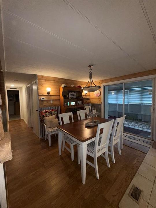 For Sale: $275,000 (3 beds, 2 baths, 1296 Square Feet)