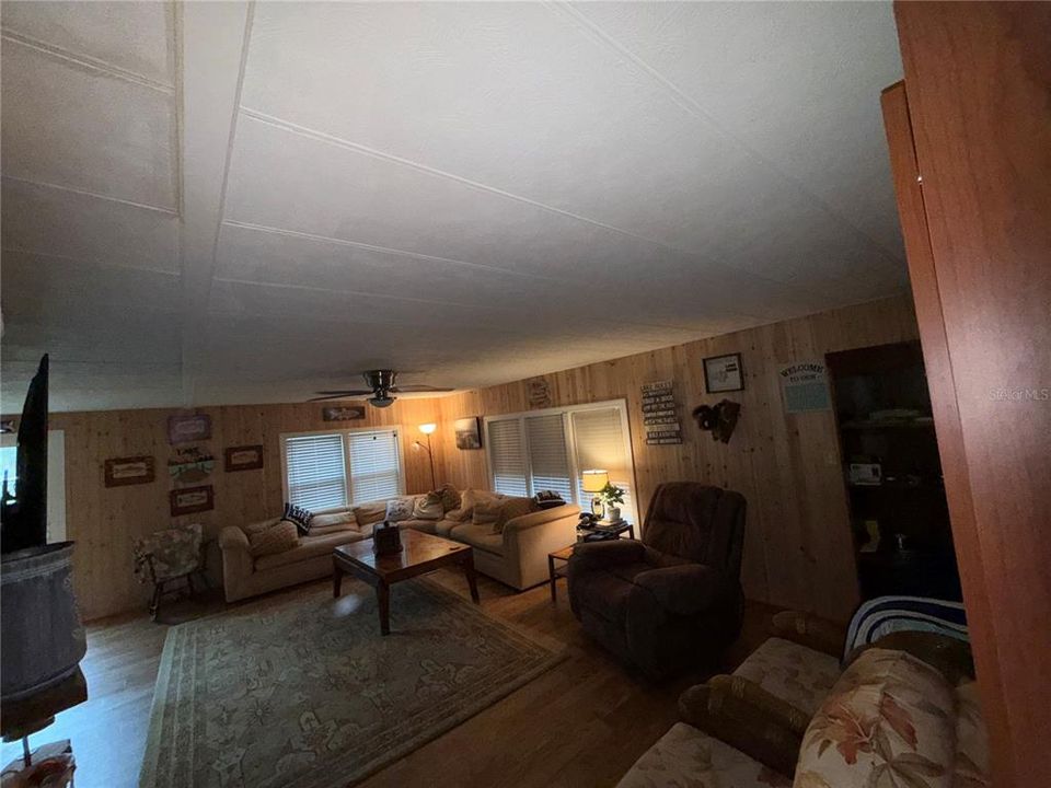 For Sale: $275,000 (3 beds, 2 baths, 1296 Square Feet)